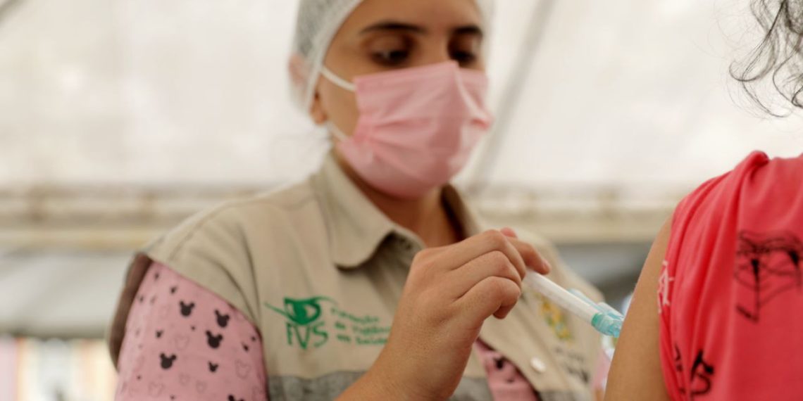 Governo do AM reduz intervalo para dose de reforço contra Covid-19 para pessoas os 60+