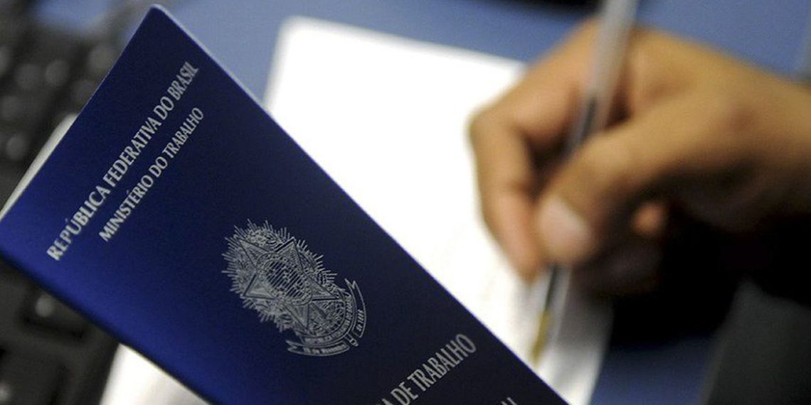 IBGE: desemprego cai 1,6 ponto percentual e chega a 12,1%