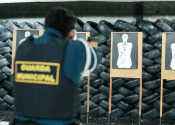 Metade de turma de guardas municipais reprovou em treinamento para usar arma