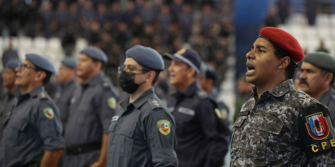 Governo promove 234 policiais e bombeiros militares do Amazonas