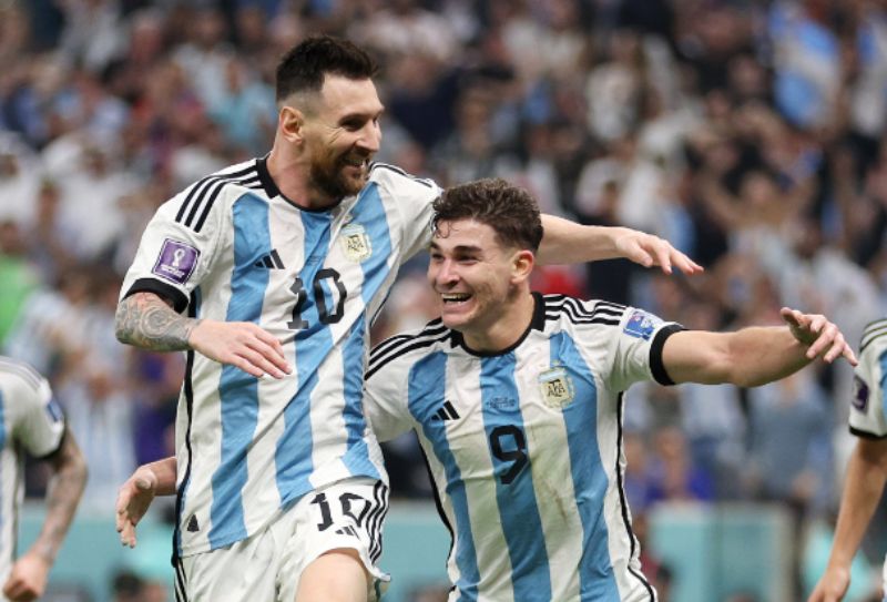 Com brilho de Messi e Álvarez a Argentina chega à final da Copa