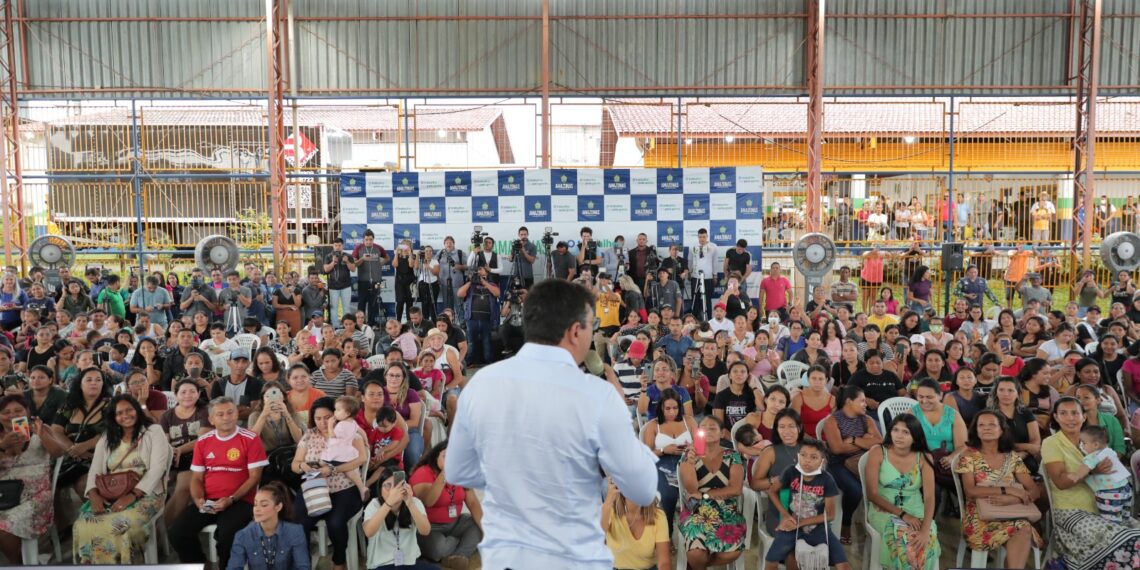 Estado entrega 2,2 mil cartões do Auxílio Estadual Permanente