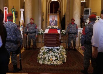 Funeral de Amazonino Mendes é realizado no Teatro Amazonas