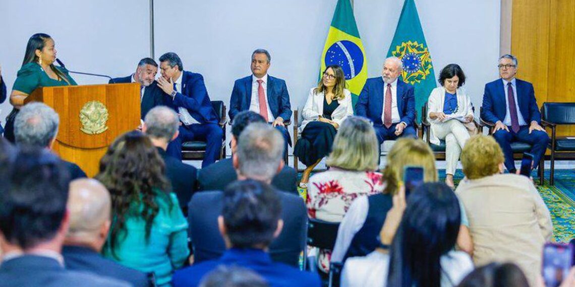 Lula assina projeto que fixa piso salarial da enfermagem em R$ 4.750