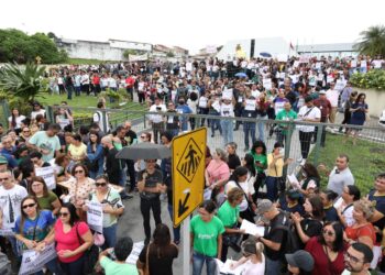 Professores iniciam greve com ato em frente à ALE-AM