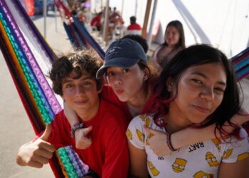 Turistas vivem a experiência na fila da galera do 56º Festival Folclórico de Parintins