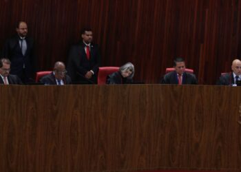 Com 3×1 para tornar Bolsonaro inelegível, TSE retoma julgamento nesta sexta