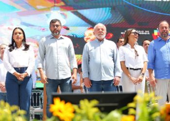 Em Parintins, Lula retoma Luz para Todos e inaugura Linhão de Tucuruí