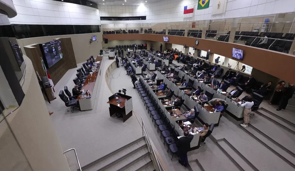 Conselheiro do TCE-AM suspende pregão da CMM
