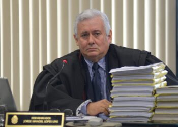 TRE-AM adia julgamento que pode cassar mandato de Silas