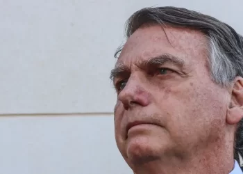 Ordem do STF determina que Bolsonaro entregue passaporte à Justiça 