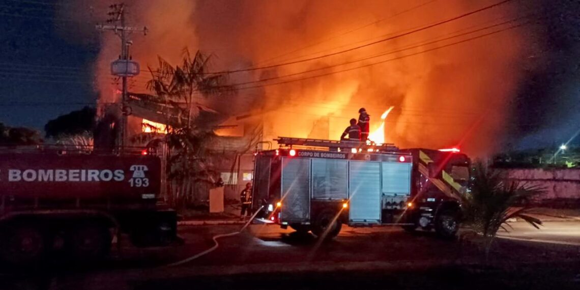 Incêndio de grande proporção atinge galpão de empresa no bairro Tarumã