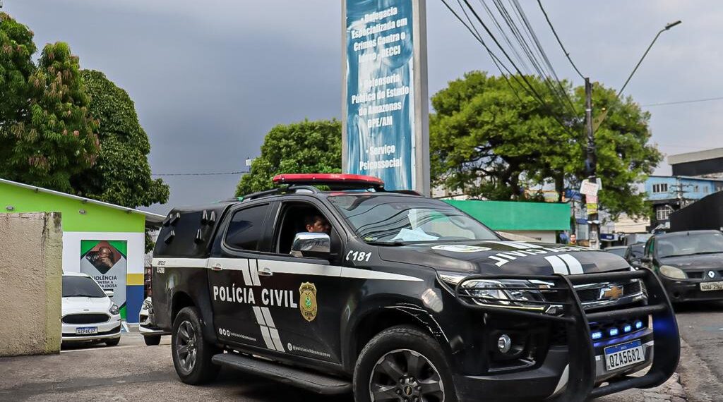 PC-AM prende homem que agrediu pai idoso com socos e golpe mata leão
