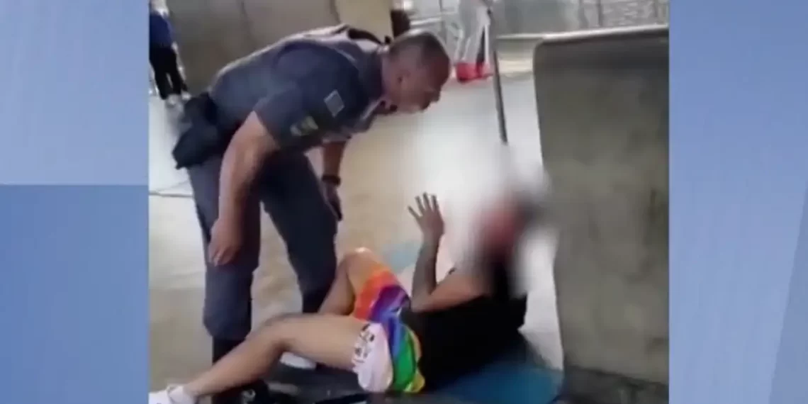 Policial agride mulher em estação de metrô em São Paulo