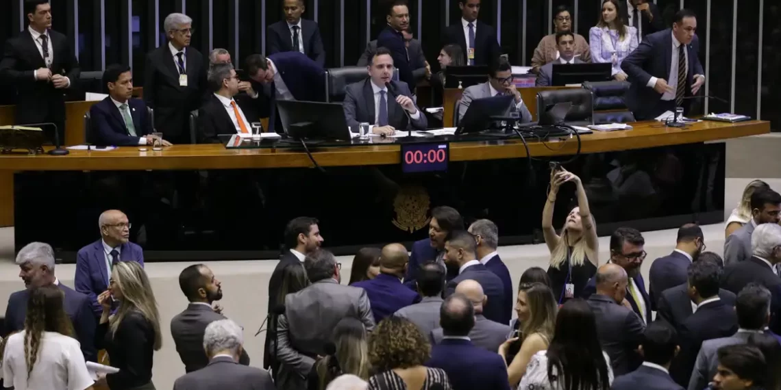 Congresso mantém veto de Bolsonaro a lei que puniria fake news em eleições