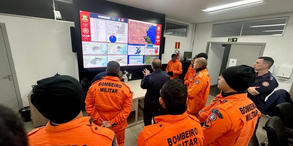 Bombeiros do AM chegam ao RS e iniciam mapeamento para ações de busca e resgate