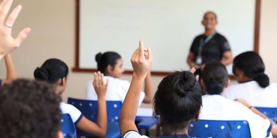 ALE-AM promulga lei que cria semana contra doutrinação nas escolas