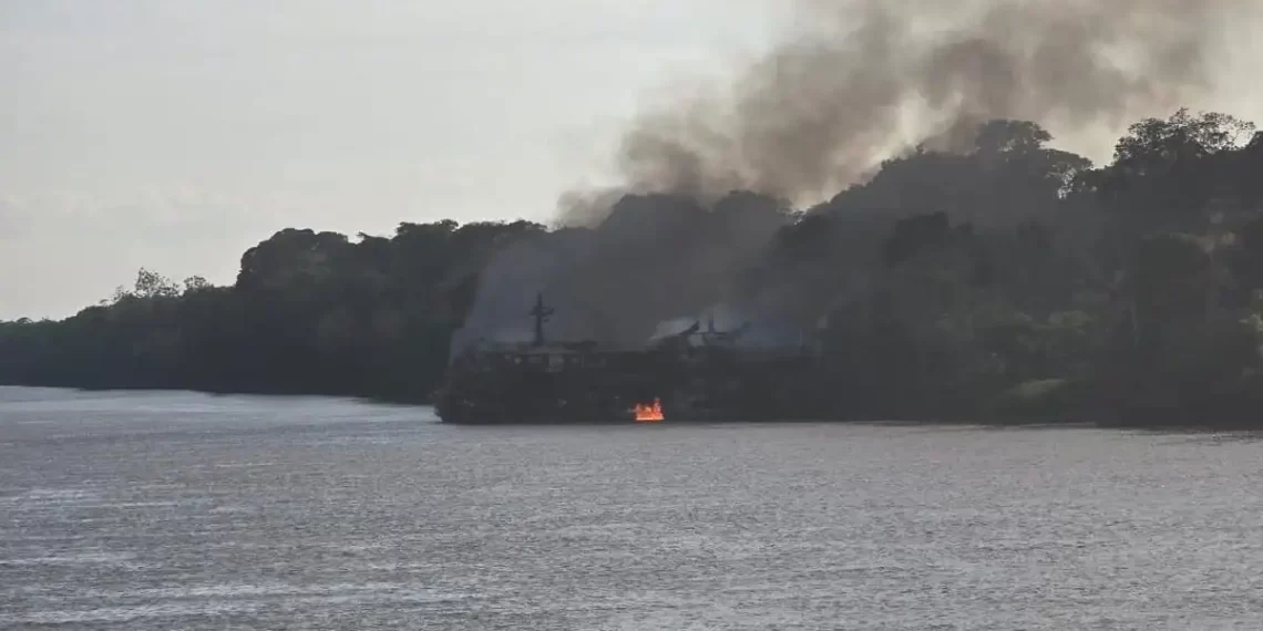 Incêndio em barco no interior do AM deixa três mortos