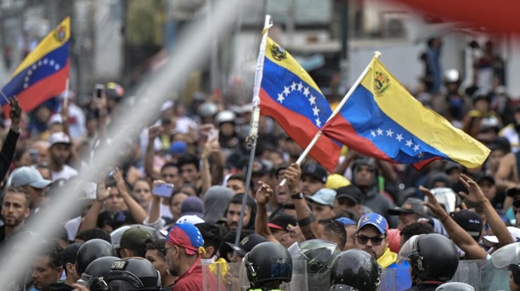 Atos na Venezuela têm 749 presos, sete mortos e 48 policias feridos