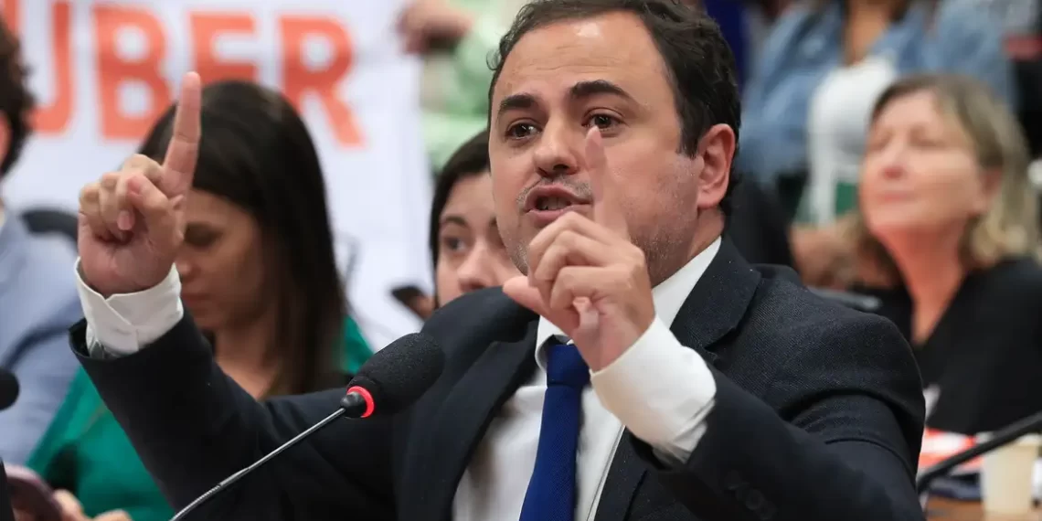 Relatório pede abertura de processo contra deputado Glauber Braga