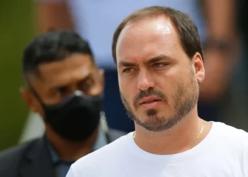 MP denuncia 7 por rachadinha no gabinete do vereador Carlos Bolsonaro