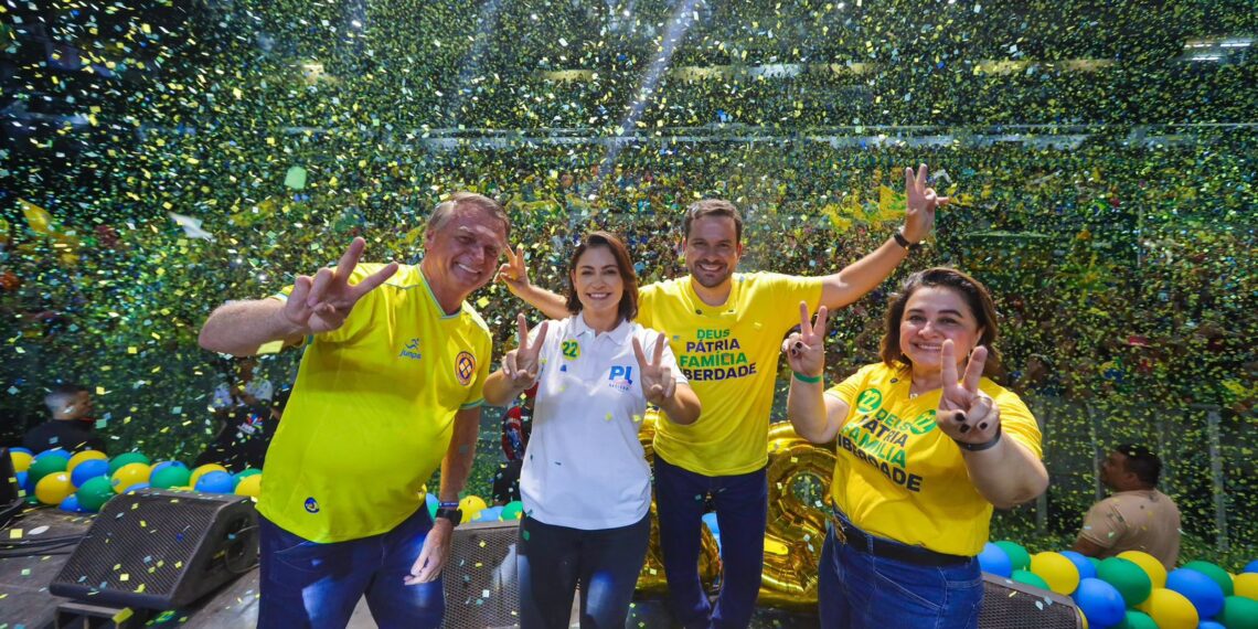Em Manaus, Bolsonaro pede votos para Alberto Neto
