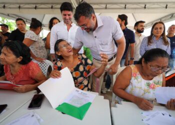Estado entrega 372 títulos definitivos para moradores do Residencial Gilberto Mestrinho