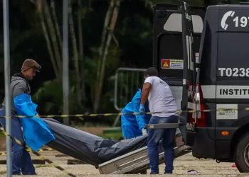 Polícia retira corpo de autor de atentado na Praça dos Três Poderes