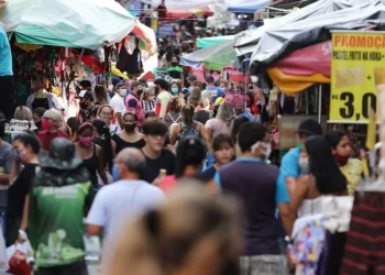 Hora trabalhada de pessoa branca vale 67,7% mais que a de negros