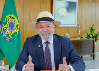 Lula faz exames de imagem da cabeça e está liberado para viagens