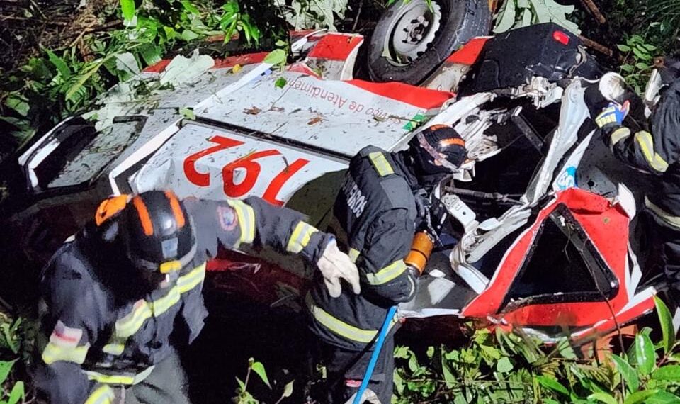 Acidente com ambulância do SAMU deixa dois mortos na BR-174