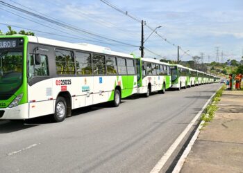 David entrega 19 novos ônibus e promete reforma de terminais em maio