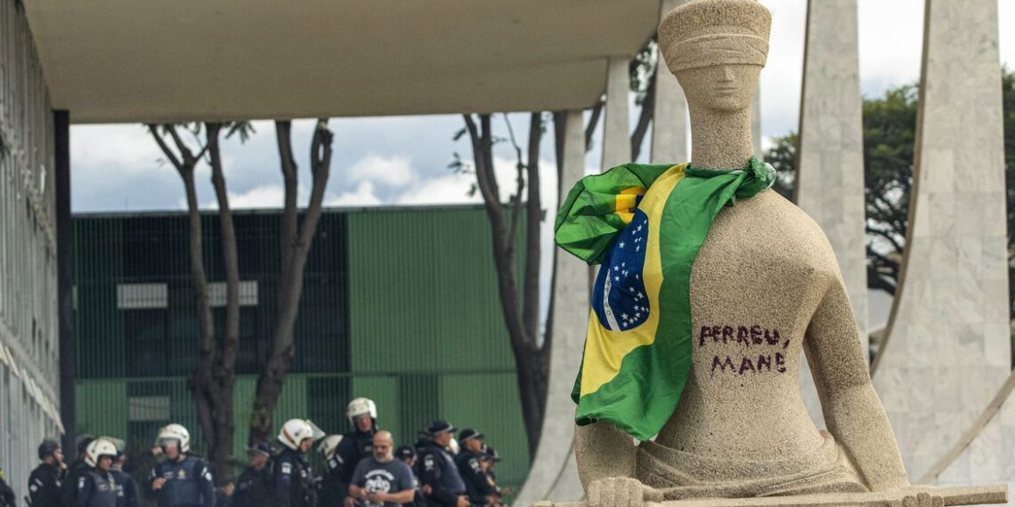 STF julgará mulher que pichou estátua A Justiça no dia 25 de abril