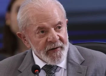 Lula diz que governo tomará medidas para defender empresas nacionais