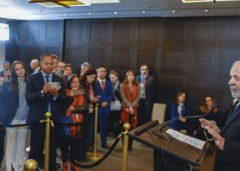 Com Putin, Lula reforça posição em atuar por fim da guerra na Ucrânia